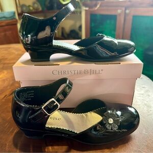 Christie & Jill Girls' Black Patent Mary Jane Dress Shoes with Flower Accent